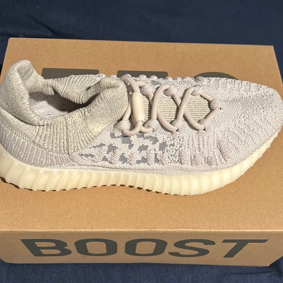 I’m selling the Yeezy BOOST 350 V2 CMPCT White
